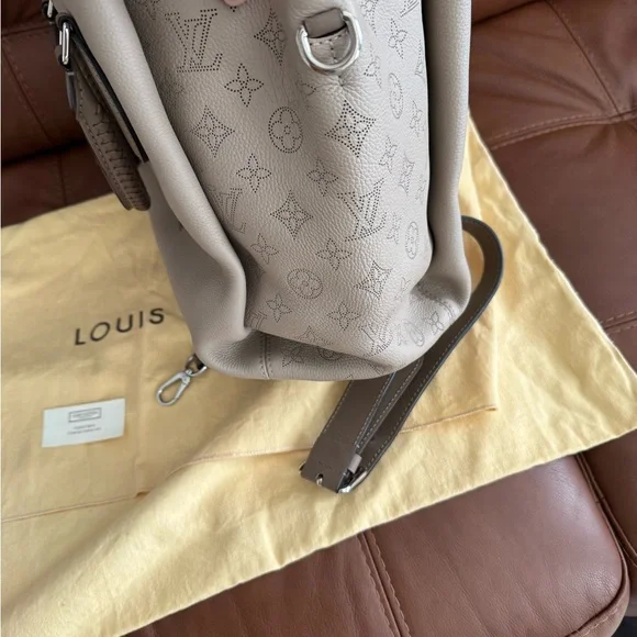 Louis Vuitton Galet Mahina Leather Haumea Bag - Picture 5 of 13